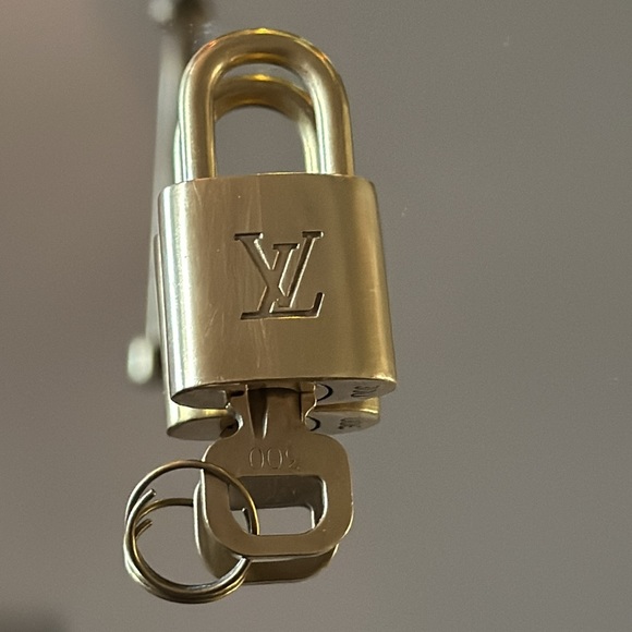 Authentic Louis Vuitton, Made in France Brass Lock & Key #300 with Monogram - Picture 4 of 9